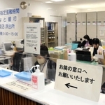 加東市の指定金融機関・みなと銀行が市役所に置く派出所の窓口。公金の収納や振込処理など事務作業を引き受ける＝加東市社（撮影・岩崎昂志）