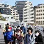 ２０２３年に行われた「１・１７ひょうごメモリアルウォーク」の様子＝神戸市中央区脇浜海岸通１