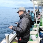 遊漁船で釣りを楽しむ釣り客たち＝11月中旬、明石市大蔵海岸通沖