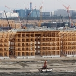 木造大屋根「リング」などの建設が進む２０２５年大阪・関西万博会場＝１９日午前、大阪市の夢洲