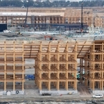 木造大屋根「リング」などの建設が進む２０２５年大阪・関西万博会場＝１９日午前、大阪市の夢洲