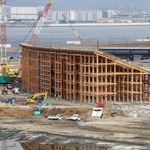 木造大屋根「リング」の建設が進む２０２５年大阪・関西万博会場＝１９日午前、大阪市の夢洲