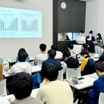 理想の新聞像について発表する生徒＝姫路市四郷町