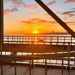 明石海峡大橋の管理用通路から眺める夕日（兵庫県園芸・公園協会提供）