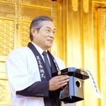 黒豆奉納式に出席した俳優の松平健さん＝東京都台東区上野公園（実行委員会提供）