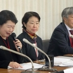 医師の働き方の改善を涙ながらに訴える高島淳子さん（左端）と中原のり子さん（左から２人目）＝20日午後、東京都千代田区