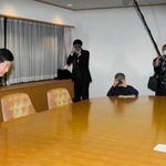 面会の冒頭、久元喜造神戸市長（右）とあいさつする田村克也三田市長＝２０日午後、神戸市役所