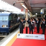 兵庫ディスティネーションキャンペーンのオープニングセレモニー。観光列車「ウエストエクスプレス銀河」を見送った＝７月、神戸市中央区のＪＲ神戸駅