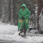 家の前で雪かきをする住民＝２１日午後、新温泉町芦屋（撮影・斎藤誉）