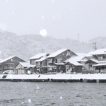一面の雪景色となり、白く染まった町並み＝２１日午前、豊岡市竹野町竹野（撮影・丸山桃奈）