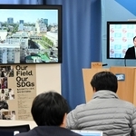 出張先のベトナムからオンラインで記者会見する斎藤元彦知事（画面右）＝兵庫県庁