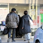 神戸徳洲会病院に立ち入り検査に入る神戸市職員ら＝22日午前９時24分、神戸市垂水区上高丸１