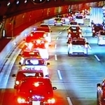 舞子トンネル上り線内で発生している第一走行車線（左端）の渋滞。垂水ジャンクションの分岐を利用する車がトンネル内に列を作る（本四高速提供）