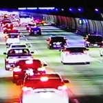 舞子トンネル上り線内で発生している第一走行車線（左端）の渋滞。垂水ジャンクションの分岐を利用する車がトンネル内に列を作る（本四高速提供）