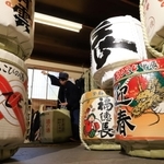 来年の干支などがあしらわれた菰樽＝尼崎市塚口本町２、岸本吉二商店