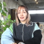 耳栓代わりのワイヤレスイヤホンを手元に置き、感覚過敏の体験を話すえるさん＝尼崎市杭瀬北新町１