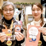 「１人でも多くの人にドナー登録してほしい」と話す「神戸骨髄献血の和を広げる会」会長の伴智代さん（左）と杉浦睦弥さん＝西宮市内