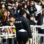 再利用?それとも廃棄? 兵庫で宙に浮くVパレードの帽子と