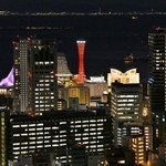ライトアップされた神戸ポートタワー。神戸港周辺の夜景にくっきりと浮かび上がった＝神戸市中央区、諏訪山公園から望む