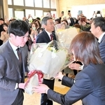 県職員から花束を受け取る阪神タイガースの中野拓夢内野手（左）と百北幸司社長（左から２人目）＝兵庫県庁