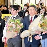 県職員から花束を受け取った阪神タイガースの中野拓夢内野手（左から２人目）と百北幸司社長（同３人目）＝兵庫県庁