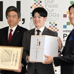 斎藤元彦知事（右）から県スポーツ特別賞を受けた阪神タイガースの中野拓夢内野手（中央）と百北幸司球団社長＝兵庫県庁