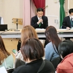 神戸市立幼稚園の再編方針を受け、保護者らに説明する市教育委員会の担当者＝神戸市兵庫区