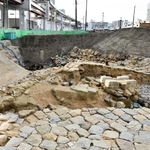 神戸海軍操練所の遺構とみられる石積み防波堤などが見つかった発掘現場＝２６日午後、神戸市中央区新港町