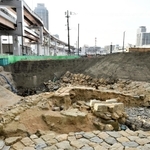 神戸海軍操練所の遺構とみられる石積み防波堤などが見つかった発掘現場＝２６日午後、神戸市中央区新港町