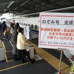 帰省ラッシュの中、大きな荷物を持って新幹線を乗り降りする家族連れら＝29日午前、ＪＲ新神戸駅（撮影・長嶺麻子）
