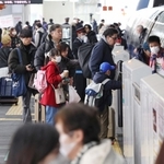 大きな荷物を持った帰省客らで混雑する新神戸駅のホーム＝29日午前、神戸市中央区（撮影・長嶺麻子）