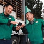 「運転手と配車のコミュニケーションが、商慣行是正の小さな一歩」と話す三俣良輔さん（右）と待元久弥さん＝西脇市平野町（撮影・長嶺麻子）