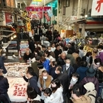 大勢の買い物客でにぎわう東山商店街＝３０日午後、神戸市兵庫区東山町（撮影・笠原次郎）