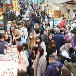 買い物客でにぎわう東山商店街＝３０日午後、神戸市兵庫区東山町（撮影・笠原次郎）
