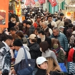買い物客でにぎわう東山商店街＝３０日午後、神戸市兵庫区東山町（撮影・笠原次郎）