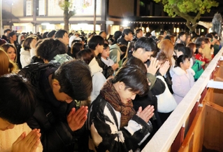 手を合わせる初詣客ら＝１日午前０時８分、神戸市中央区多聞通３の湊川神社