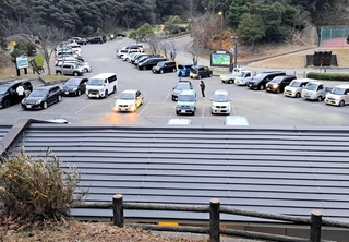 日本海に面し、津波警報が出た兵庫県北部の豊岡市竹野町で、高台の宿泊施設へと避難する地域住民らの車＝１日午後、豊岡市竹野町竹野（住民提供）