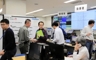 情報収集に追われる兵庫県災害警戒本部＝１日午後５時５１分、神戸市中央区、県庁