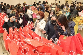 福袋を買い求める客でにぎわった百貨店の特設売り場＝２日午前、神戸市中央区明石町、大丸神戸店（撮影・小林良多）