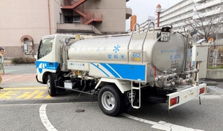 能登半島地震の被災地に向けて出発した神戸市の給水車＝神戸市須磨区大池町、市水道局西部水道管理事務所（提供）