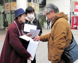 神戸大生の呼びかけに応じ募金する市民ら＝ＪＲ六甲道駅前