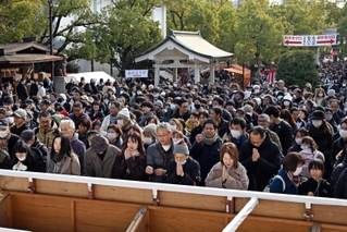 大勢の参拝者が訪れた湊川神社＝１日午前、神戸市中央区多聞通３（撮影・風斗雅博）