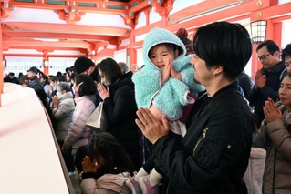 新年を迎え、願いを込めて手を合わせる参拝者たち＝１日午前、神戸市中央区下山手通１、生田神社（撮影・風斗雅博）