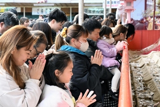 新年を迎え、願いを込めて手を合わせる参拝者たち＝１日午後、神戸市長田区長田町３、長田神社（撮影・風斗雅博）