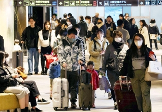 飛行機から降りて家路に就く乗客ら＝３日午後、大阪空港（撮影・笠原次郎）