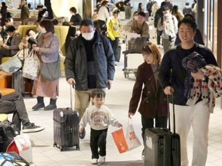 飛行機から降りて家路に就く乗客ら＝３日午後、大阪空港（撮影・笠原次郎）