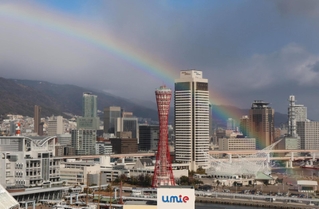 メリケンパーク付近から空へと伸びる虹＝４日午後１時１８分、神戸市中央区東川崎町１から（撮影・笠原次郎）