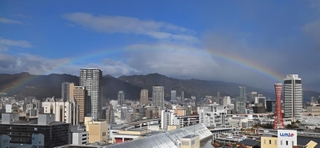 神戸市街地に架かった虹＝４日午後１時１６分、神戸市中央区東川崎町１から（撮影・斎藤雅志）