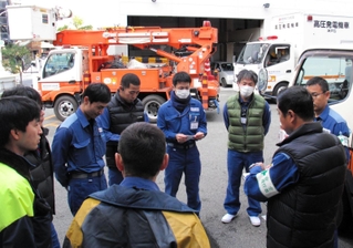 停電地域の復旧支援に向けた出発を前に、注意点などを確認する関西電力送配電の社員＝４日午後、神戸市中央区海岸通