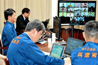 能登半島地震を受け、関西広域連合の会合にオンラインで参加する兵庫県の斎藤元彦知事（左）ら＝県庁